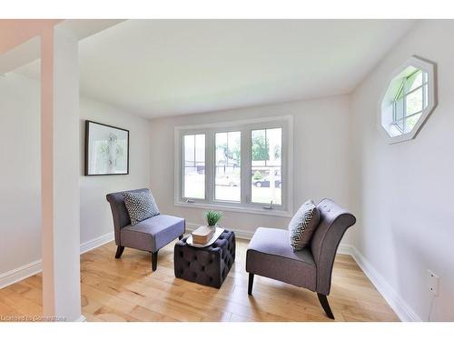 82 King Street, Milton, ON - Indoor Photo Showing Living Room