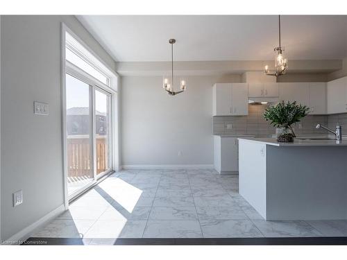 5 Cherry Blossom Heights, Hamilton, ON - Indoor Photo Showing Kitchen