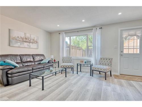 156 Victor Boulevard, Hamilton, ON - Indoor Photo Showing Living Room