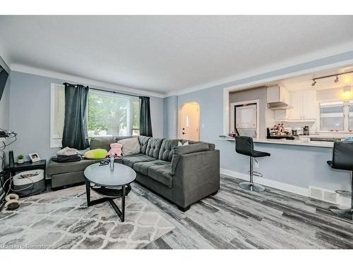 20 Collier Road N, Thorold, ON - Indoor Photo Showing Living Room