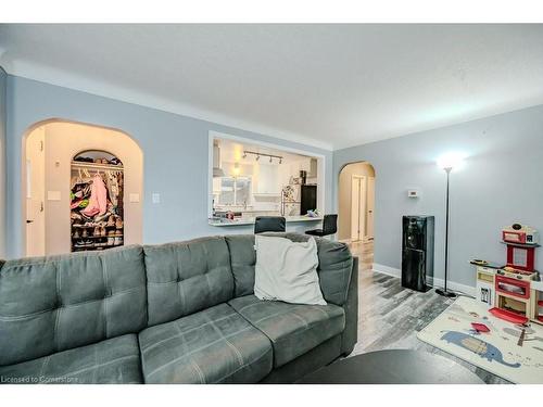 20 Collier Road N, Thorold, ON - Indoor Photo Showing Living Room