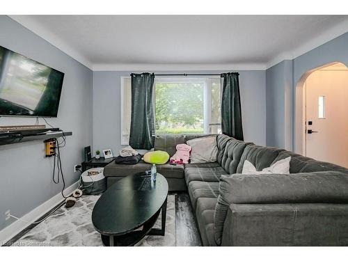 20 Collier Road N, Thorold, ON - Indoor Photo Showing Living Room