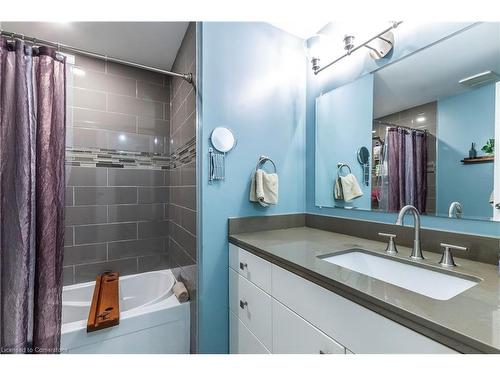 1216 Consort Crescent, Burlington, ON - Indoor Photo Showing Bathroom