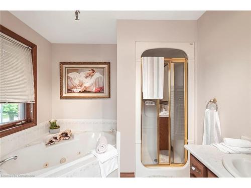 16 Chelsea Crescent, Hamilton, ON - Indoor Photo Showing Bathroom