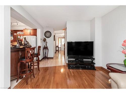 16 Chelsea Crescent, Hamilton, ON - Indoor Photo Showing Living Room