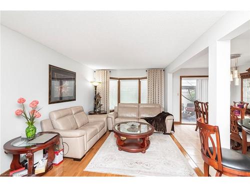 16 Chelsea Crescent, Hamilton, ON - Indoor Photo Showing Living Room