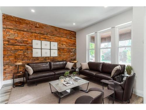 1-50 Burris Street, Hamilton, ON - Indoor Photo Showing Living Room