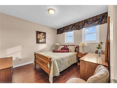 143 Briarsdale Crescent, Welland, ON - Indoor Photo Showing Bedroom