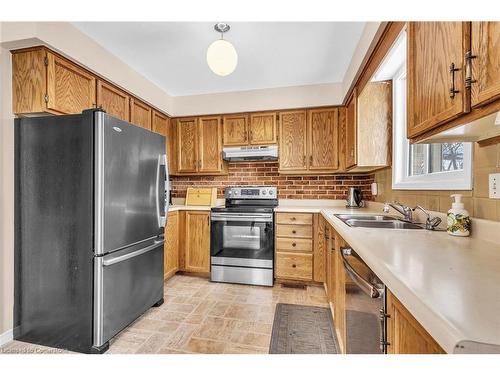 143 Briarsdale Crescent, Welland, ON - Indoor Photo Showing Kitchen With Double Sink