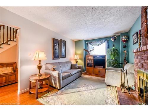 143 Briarsdale Crescent, Welland, ON - Indoor Photo Showing Living Room