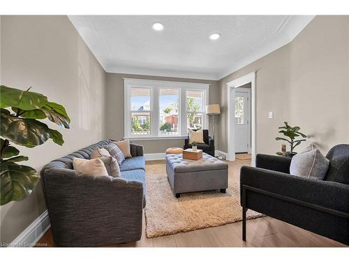 145 Connaught Avenue N, Hamilton, ON - Indoor Photo Showing Living Room