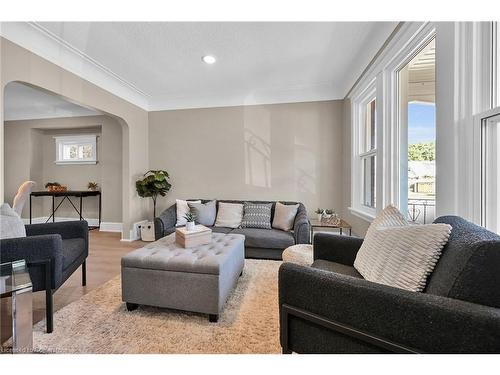 145 Connaught Avenue N, Hamilton, ON - Indoor Photo Showing Living Room