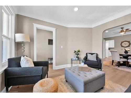 145 Connaught Avenue N, Hamilton, ON - Indoor Photo Showing Living Room