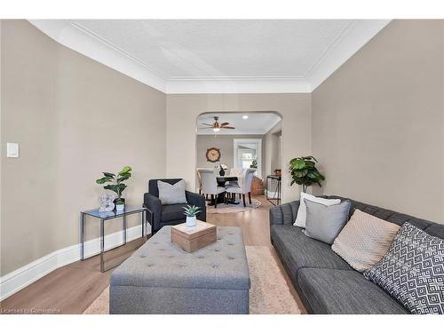 145 Connaught Avenue N, Hamilton, ON - Indoor Photo Showing Living Room