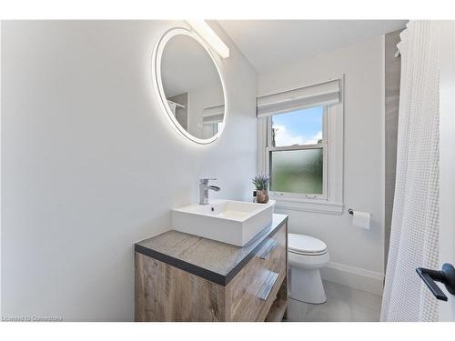 57 West 4Th Street, Hamilton, ON - Indoor Photo Showing Bathroom