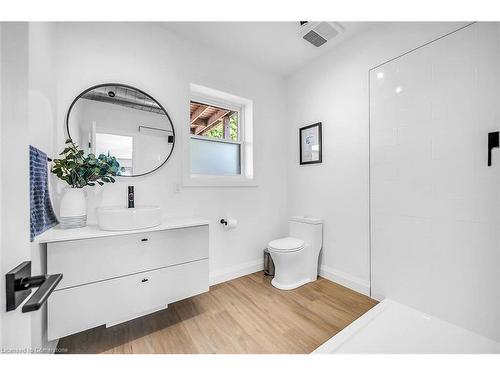 198 Dundurn Street S, Hamilton, ON - Indoor Photo Showing Bathroom