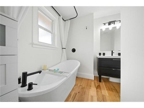 2411 Shurie Road, Smithville, ON - Indoor Photo Showing Bathroom