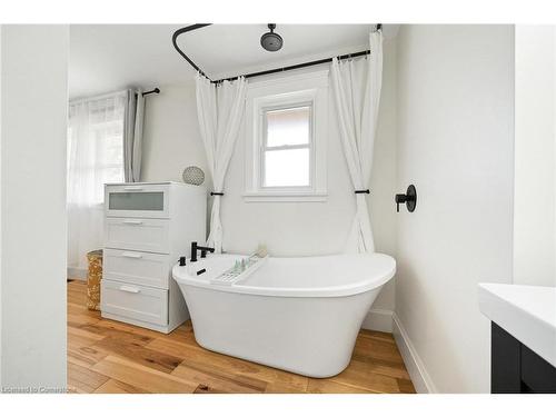 2411 Shurie Road, Smithville, ON - Indoor Photo Showing Bathroom