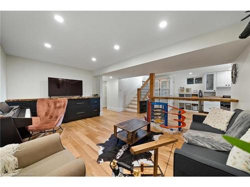 2411 Shurie Road, Smithville, ON - Indoor Photo Showing Living Room