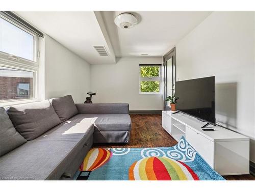 65 Queen Street, St. Catharines, ON - Indoor Photo Showing Living Room