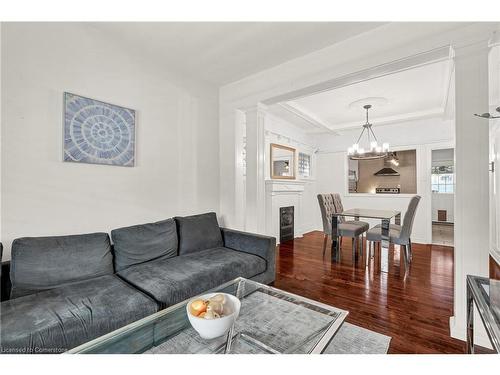 17 Avalon Place, Hamilton, ON - Indoor Photo Showing Living Room