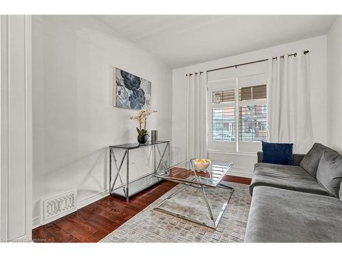 17 Avalon Place, Hamilton, ON - Indoor Photo Showing Living Room