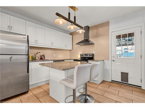 17 Avalon Place, Hamilton, ON - Indoor Photo Showing Kitchen