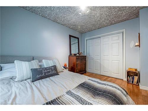 152 Beach Road, Hamilton, ON - Indoor Photo Showing Bedroom