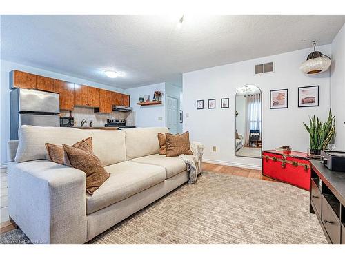 152 Beach Road, Hamilton, ON - Indoor Photo Showing Living Room