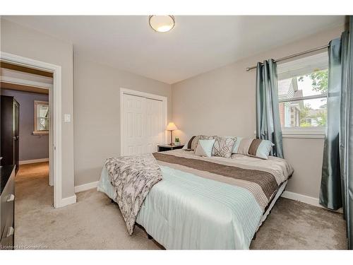 976 Danforth Avenue, Burlington, ON - Indoor Photo Showing Bedroom