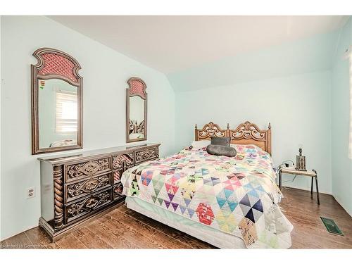 25 Brant Street, Hamilton, ON - Indoor Photo Showing Bedroom