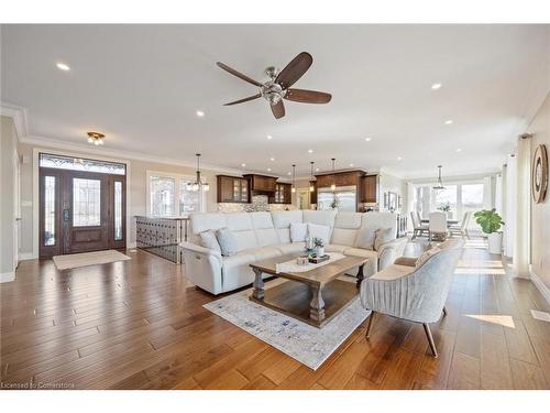 940 Concession 8 Road W, Hamilton, ON - Indoor Photo Showing Living Room