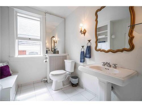 7 Chestnut Avenue, Brantford, ON - Indoor Photo Showing Bathroom