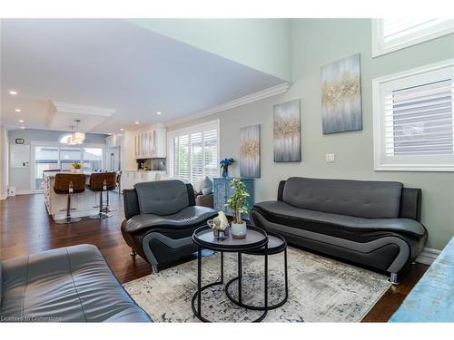 91 Hedge Lawn Drive, Grimsby, ON - Indoor Photo Showing Living Room