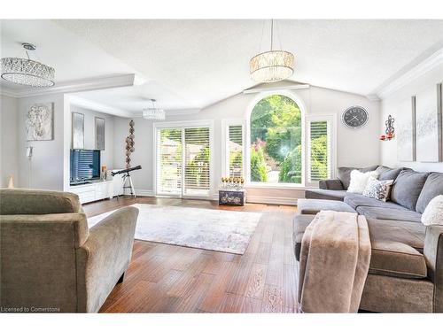 91 Hedge Lawn Drive, Grimsby, ON - Indoor Photo Showing Living Room