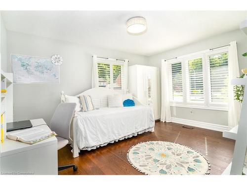 91 Hedge Lawn Drive, Grimsby, ON - Indoor Photo Showing Bedroom