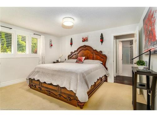 91 Hedge Lawn Drive, Grimsby, ON - Indoor Photo Showing Bedroom