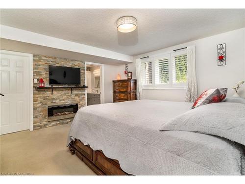 91 Hedge Lawn Drive, Grimsby, ON - Indoor Photo Showing Bedroom