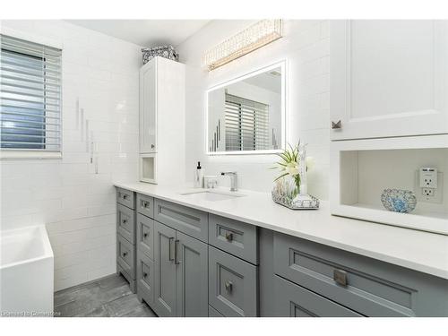 91 Hedge Lawn Drive, Grimsby, ON - Indoor Photo Showing Bathroom