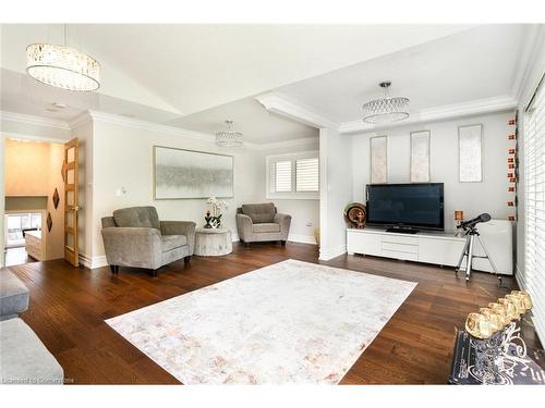 91 Hedge Lawn Drive, Grimsby, ON - Indoor Photo Showing Living Room