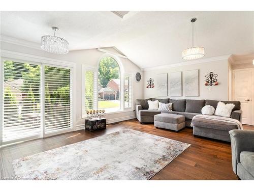 91 Hedge Lawn Drive, Grimsby, ON - Indoor Photo Showing Living Room