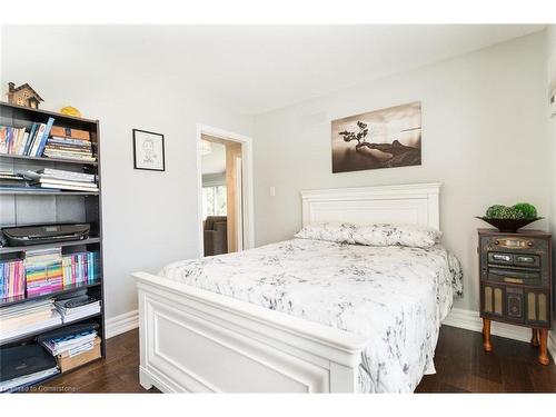 91 Hedge Lawn Drive, Grimsby, ON - Indoor Photo Showing Bedroom