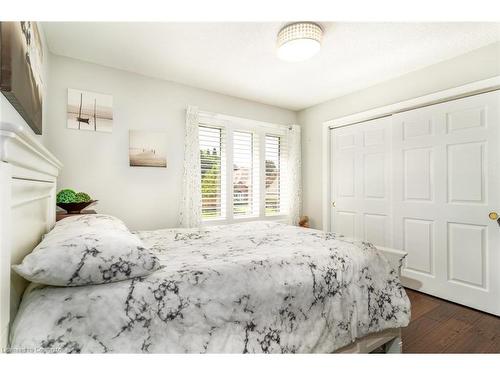 91 Hedge Lawn Drive, Grimsby, ON - Indoor Photo Showing Bedroom