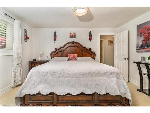 91 Hedge Lawn Drive, Grimsby, ON - Indoor Photo Showing Bedroom