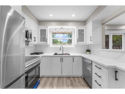 2258 Manchester Drive, Burlington, ON - Indoor Photo Showing Kitchen With Upgraded Kitchen