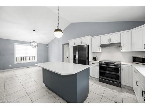 7852 Sabine Drive, Niagara Falls, ON - Indoor Photo Showing Kitchen