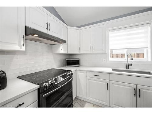 7852 Sabine Drive, Niagara Falls, ON - Indoor Photo Showing Kitchen