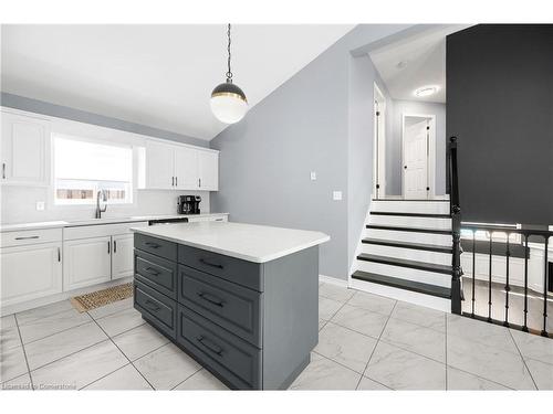 7852 Sabine Drive, Niagara Falls, ON - Indoor Photo Showing Kitchen