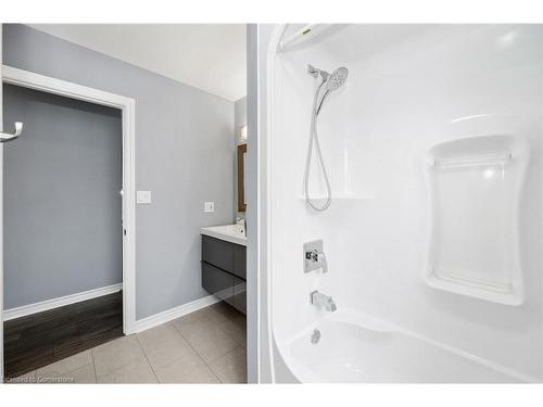 7852 Sabine Drive, Niagara Falls, ON - Indoor Photo Showing Bathroom