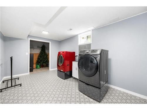 7852 Sabine Drive, Niagara Falls, ON - Indoor Photo Showing Laundry Room